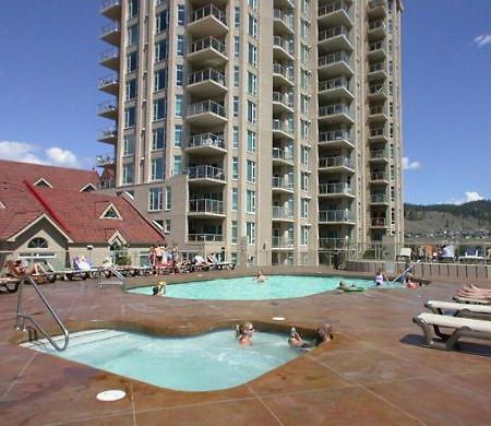 Sunset Waterfront Resort By Kelownacondorentals Extérieur photo