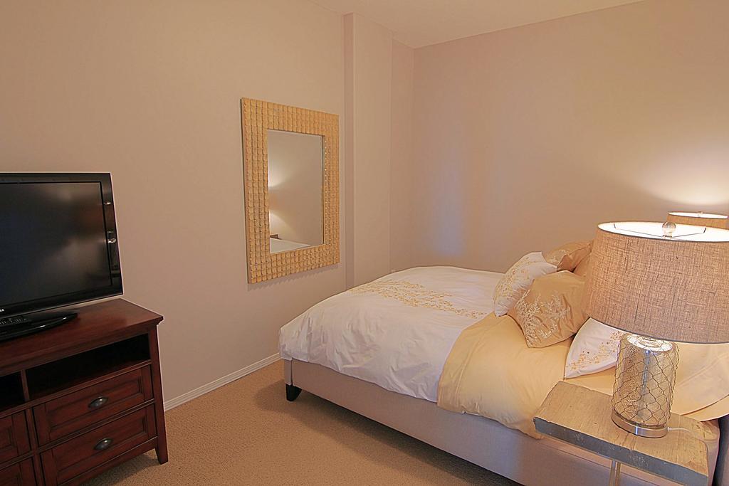 Sunset Waterfront Resort By Kelownacondorentals Extérieur photo