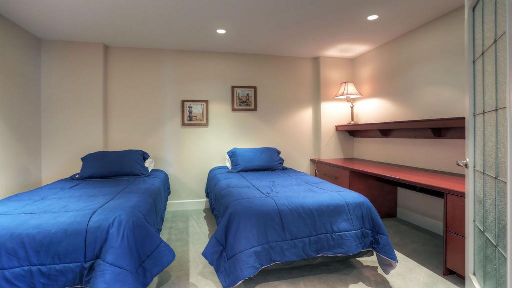 Sunset Waterfront Resort By Kelownacondorentals Extérieur photo