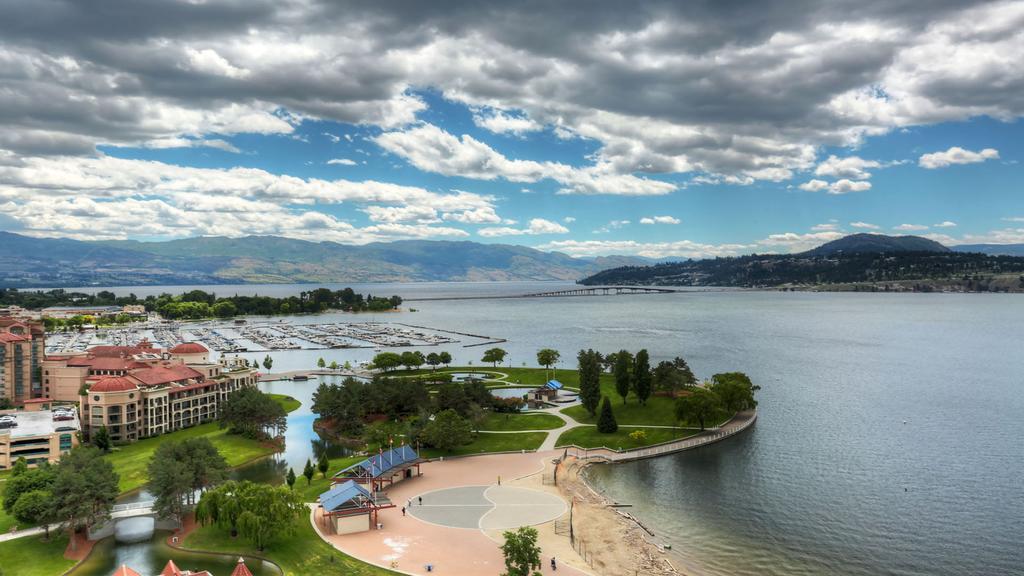 Sunset Waterfront Resort By Kelownacondorentals Extérieur photo