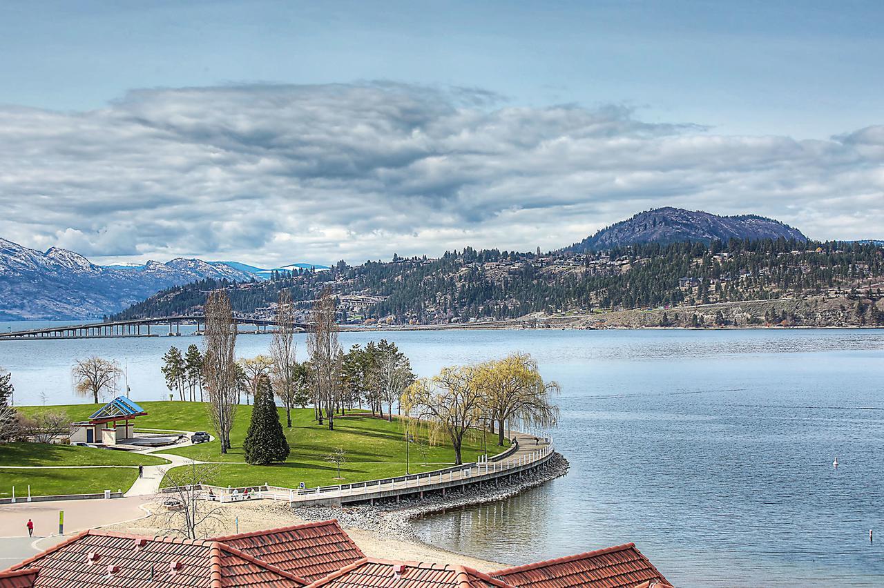 Sunset Waterfront Resort By Kelownacondorentals Extérieur photo