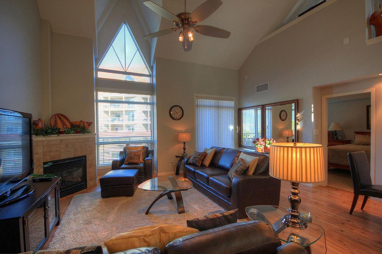 Sunset Waterfront Resort By Kelownacondorentals Extérieur photo